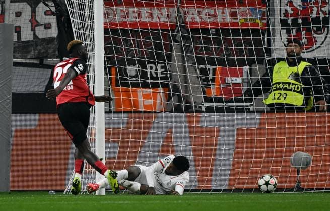 01.10.2024, xjhx, Fussball UEFA Champions League, Bayer 04 Leverkusen - AC Mailand emspor, v.l. Victor Boniface (Bayer Leverkusen), Emerson Royal (AC Mailand) Goal scored, erziehlt das Tor zum 1:0 (UEFA REGULATIONS PROHIBIT ANY USE OF PHOTOGRAPHS as IMAGE SEQUENCES and or QUASI-VIDEO) Leverkusen