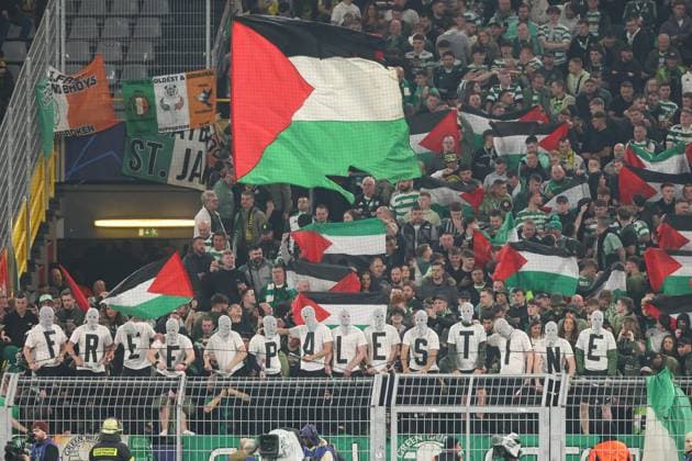Sport Bilder des Tages UEFA Champions League - Borussia Dortmund - Celtic Glasgow am 01.10.2024 im Signal Iduna Park in Dortmund Die Celtic Glasgow Fans zeigen im Gästeblock Free Palestine Shirts und Fahnen