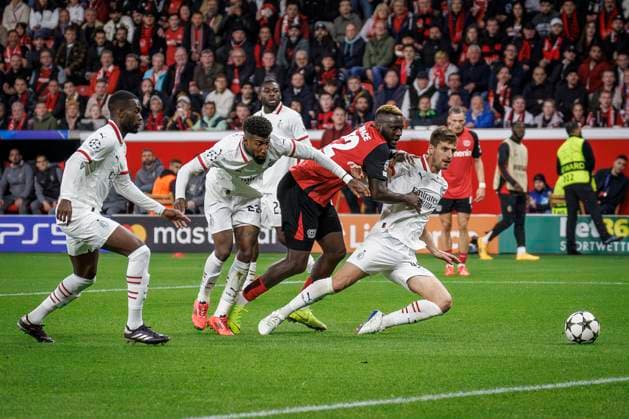 UEFA Champions League, Bayer 04 Leverkusen - AC Mailand; 01.10.2024 Victor Boniface (Bayer 04 Leverkusen, 22) beschäftigt die Abwehr um Matteo Gabbia (AC Mailand, 46); UEFA Champions League, Bayer 04 Leverkusen - AC Mailand, Spieltag 2 am 01.10.2024 in der BayArena in Leverkusen. Copyright: xBEAUTIFULxSPORTS AxelxKohringx