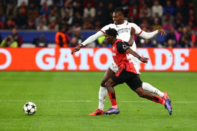 Rafael Leao 10 (AC Milan) im Zweikampf, Aktion, mit Jeremie Frimpong 30 (Bayer 04 Leverkusen) Bayer 04 Leverkusen vs. AC Mailand, Fussball, UEFA Champions League, 2. Spieltag, 01.10.2024 Foto: kolbert-press Ant Palmer BayArena NRW Deutschland