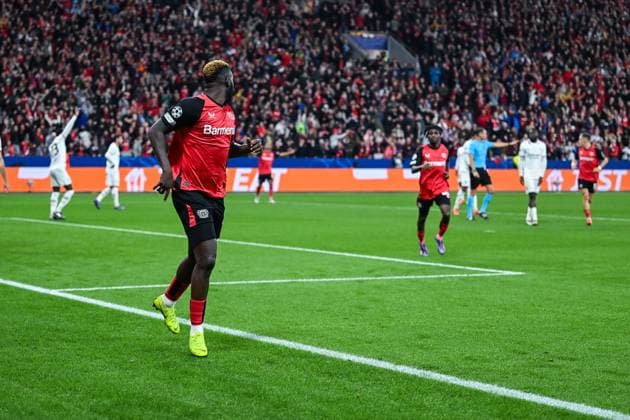 01.10.2024, Fussball, Champions League, 2. Spieltag, Saison 2024 2025, Bayer 04 Leverkusen - AC Mailand, Victor Boniface (Bayer Leverkusen) schaut zum Schiedsrichter. xRHR-FOTO TKx Copyright: RHR-FOTOx RHR-FOTO TK