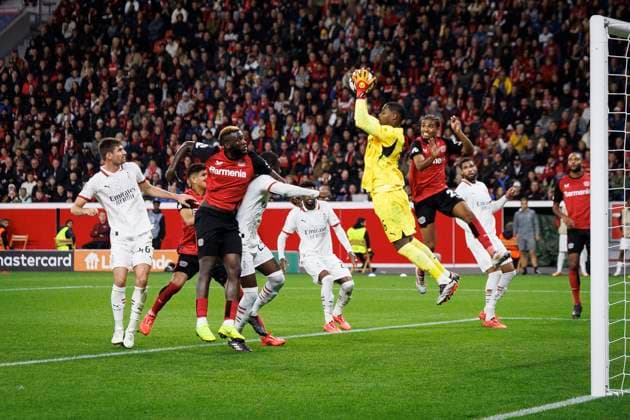 UEFA Champions League, Bayer 04 Leverkusen - AC Mailand; 01.10.2024 Mike Maignan (AC Mailand, 16) sichert den Ball vor Victor Boniface (Bayer 04 Leverkusen, 22) und Amine Adli (Bayer 04 Leverkusen, 21); UEFA Champions League, Bayer 04 Leverkusen - AC Mailand, Spieltag 2 am 01.10.2024 in der BayArena in Leverkusen. Copyright: xBEAUTIFULxSPORTS AxelxKohringx