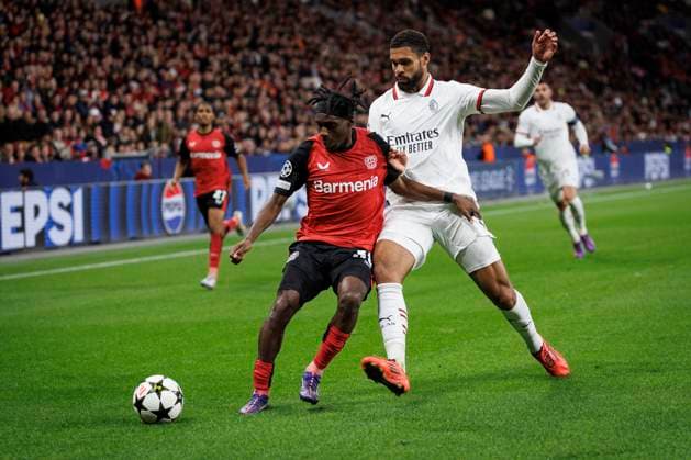 UEFA Champions League, Bayer 04 Leverkusen - AC Mailand; 01.10.2024 Jeremie Frimpong (Bayer 04 Leverkusen, 30) im Zweikampf mit Ruben Loftus-Cheek (AC Mailand, 8); UEFA Champions League, Bayer 04 Leverkusen - AC Mailand, Spieltag 2 am 01.10.2024 in der BayArena in Leverkusen. Copyright: xBEAUTIFULxSPORTS AxelxKohringx