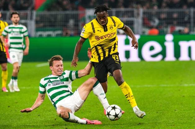 Alistair Johnston (Celtic Glasgow, 02) im Zweikampf mit Jamie Gittens (Borussia Dortmund, 43), GER, Borussia Dortmund vs. Celtic Glasgow, Fussball, Champions League, 2. Spieltag, Spielzeit 2024 2025, 01.10.2024. GER, Borussia Dortmund vs. Celtic Glasgow, Fussball, Champions League, 2. Spieltag, Spielzeit 2024 2025, 01.10.2024. Dortmund Copyright: xEibner-Pressefoto FlorianxWieganx EP_FWD