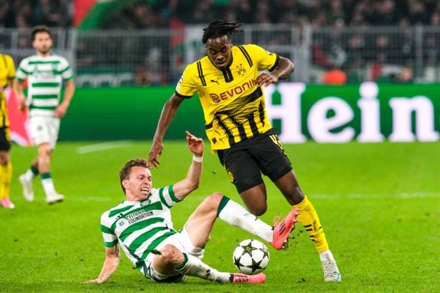Alistair Johnston (Celtic Glasgow, 02) im Zweikampf mit Jamie Gittens (Borussia Dortmund, 43), GER, Borussia Dortmund vs. Celtic Glasgow, Fussball, Champions League, 2. Spieltag, Spielzeit 2024 2025, 01.10.2024. GER, Borussia Dortmund vs. Celtic Glasgow, Fussball, Champions League, 2. Spieltag, Spielzeit 2024 2025, 01.10.2024. Dortmund Copyright: xEibner-Pressefoto FlorianxWieganx EP_FWD