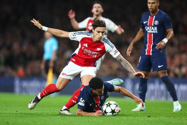 Arsenal v PSG 1 October 2024, London - UEFA Champion™s League Football - Arsenal v Paris Saint-Germain - Riccardo Calafiori of Arsenal and Warren Zaire-Emery of Paris Saint Germain - Photo: Charlotte Wilson Offside. London UK Copyright: xCharlottexWilsonx xOffsidexOffside