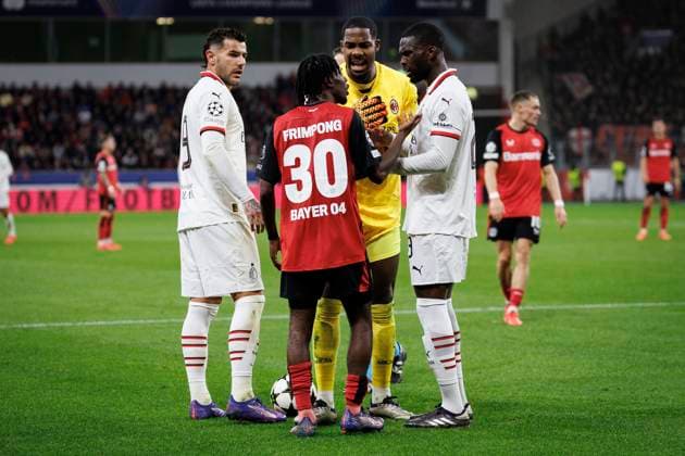 UEFA Champions League, Bayer 04 Leverkusen - AC Mailand; 01.10.2024 Mike Maignan (AC Mailand, 16) diskutiert mit Jeremie Frimpong (Bayer 04 Leverkusen, 30) über sein Foul; UEFA Champions League, Bayer 04 Leverkusen - AC Mailand, Spieltag 2 am 01.10.2024 in der BayArena in Leverkusen. Copyright: xBEAUTIFULxSPORTS AxelxKohringx