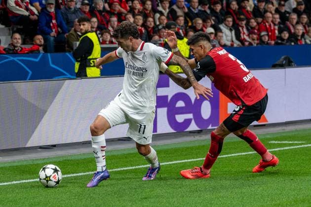 01.10.2024, Fussball: UEFA Champions League, Saison 2024 2025, Spieltag 2, Bayer 04 Leverkusen - AC Mailand in der BayArena in Leverkusen. Zweikampf zwischen Christian Pulisic (AC Mailand, 11) und Piero Hincapie (Bayer 04 Leverkusen, 03). Foto: Kirchner-Media TH Copyright: xKirchner-Media THx