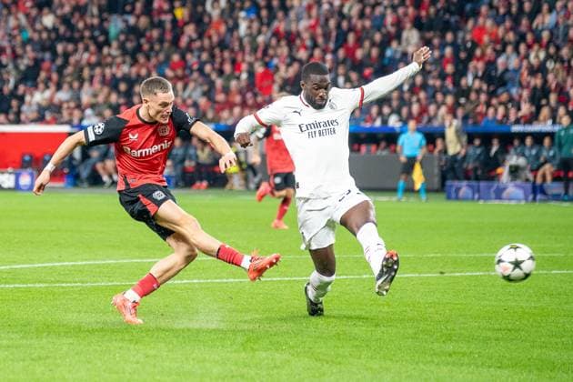 01.10.2024, Fussball: UEFA Champions League, Saison 2024 2025, Spieltag 2, Bayer 04 Leverkusen - AC Mailand in der BayArena in Leverkusen. Florian Wirtz (Bayer 04 Leverkusen, 10) kommt gegen Fikayo Tomori (AC Mailand, 23) zum Schuss. Foto: Kirchner-Media TH Copyright: xKirchner-Media THx