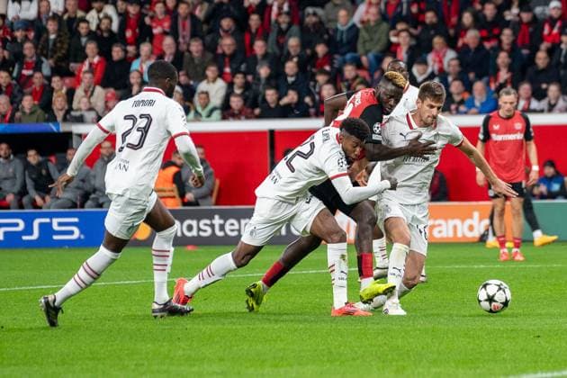 01.10.2024, Fussball: UEFA Champions League, Saison 2024 2025, Spieltag 2, Bayer 04 Leverkusen - AC Mailand in der BayArena in Leverkusen. Zweikampf zwischen Emerson (AC Mailand, 22), Victor Boniface (Bayer 04 Leverkusen, 22) und Matteo Gabbia (AC Mailand, 46). Davor Fikayo Tomori (AC Mailand, 23). Foto: Kirchner-Media TH Copyright: xKirchner-Media THx