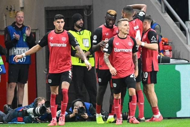 Victor Boniface (Leverkusen 22) jubelt nach dem Tor zum 1:0 mit der Mannschaft 01.10.2024 Fussball Champions League, Bayer Leverkusen vs AC Milan, BayArena, Leverkusen, NRW Germany