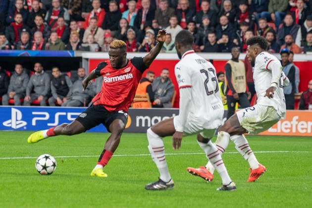 01.10.2024, Fussball: UEFA Champions League, Saison 2024 2025, Spieltag 2, Bayer 04 Leverkusen - AC Mailand in der BayArena in Leverkusen. Zweikampf zwischen Victor Boniface (Bayer 04 Leverkusen, 22), Fikayo Tomori (AC Mailand, 23) und Emerson (AC Mailand, 22). Foto: Kirchner-Media TH Copyright: xKirchner-Media THx