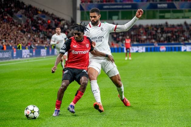 01.10.2024, Fussball: UEFA Champions League, Saison 2024 2025, Spieltag 2, Bayer 04 Leverkusen - AC Mailand in der BayArena in Leverkusen. Zweikampf zwischen Jeremie Frimpong (Bayer 04 Leverkusen, 30) und Ruben Loftus Cheek (AC Mailand, 08). Foto: Kirchner-Media TH Copyright: xKirchner-Media THx