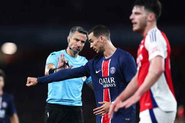 Arsenal v PSG 1 October 2024, London - UEFA Champion™s League Football - Arsenal v Paris Saint-Germain - Fabian Ruiz of Paris Saint Germain argues with match referee Slavic Vincic over a potential hand ball - Photo: Charlotte Wilson Offside. London UK Copyright: xCharlottexWilsonx xOffsidexOffside