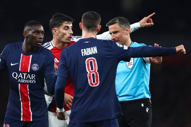 Arsenal v PSG 1 October 2024, London - UEFA Champion™s League Football - Arsenal v Paris Saint-Germain - Fabian Ruiz of Paris Saint Germain and Kai Havertz of Arsenal argues with match referee Slavic Vincic over a potential hand ball - Photo: Charlotte Wilson Offside. London UK *** Arsenal gegen PSG 1. Oktober 2024, London UEFA Champions™s League Fußball Arsenal gegen Paris Saint Germain Fabian Ruiz von Paris Saint Germain und Kai Havertz von Arsenal streiten sich mit Schiedsrichter Slavic Vincic über ein mögliches Handspiel Foto Charlotte Wilson Abseits London UK  Copyright: xCharlottexWilsonx xOffsidexOffside