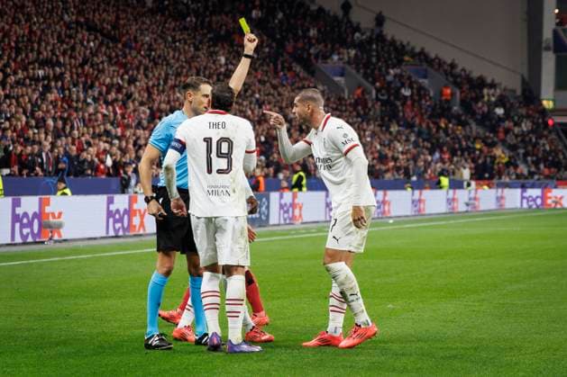 UEFA Champions League, Bayer 04 Leverkusen - AC Mailand; 01.10.2024 Sandro Schärer (Schweiz) zeigt Alvaro Morata (AC Mailand, 7) die gelbe Karte; UEFA Champions League, Bayer 04 Leverkusen - AC Mailand, Spieltag 2 am 01.10.2024 in der BayArena in Leverkusen. Copyright: xBEAUTIFULxSPORTS AxelxKohringx