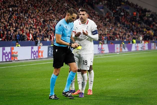 UEFA Champions League, Bayer 04 Leverkusen - AC Mailand; 01.10.2024 Theo (AC Mailand, 19) beschwert sich bei Referee Sandro Schärer (Schweiz); UEFA Champions League, Bayer 04 Leverkusen - AC Mailand, Spieltag 2 am 01.10.2024 in der BayArena in Leverkusen. Copyright: xBEAUTIFULxSPORTS AxelxKohringx