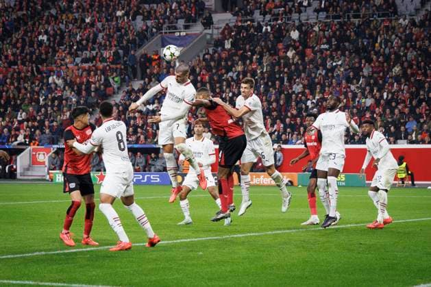 UEFA Champions League, Bayer 04 Leverkusen - AC Mailand; 01.10.2024 Alvaro Morata (AC Mailand, 7) klärt per Kopf im Strafraum; UEFA Champions League, Bayer 04 Leverkusen - AC Mailand, Spieltag 2 am 01.10.2024 in der BayArena in Leverkusen. Copyright: xBEAUTIFULxSPORTS AxelxKohringx