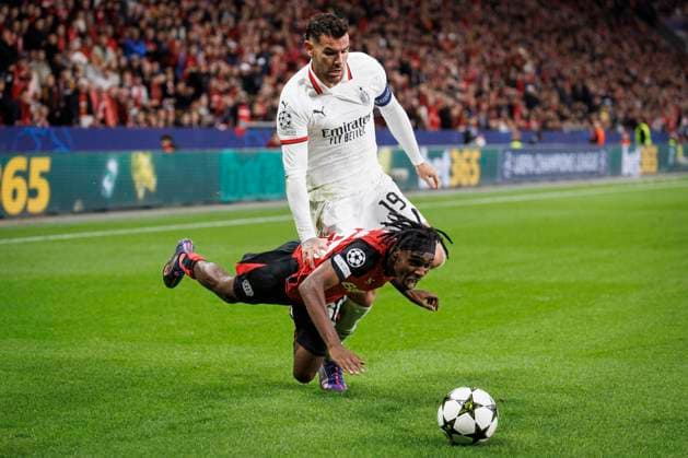 UEFA Champions League, Bayer 04 Leverkusen - AC Mailand; 01.10.2024 Theo (AC Mailand, 19) foult Jeremie Frimpong (Bayer 04 Leverkusen, 30); UEFA Champions League, Bayer 04 Leverkusen - AC Mailand, Spieltag 2 am 01.10.2024 in der BayArena in Leverkusen. Copyright: xBEAUTIFULxSPORTS AxelxKohringx