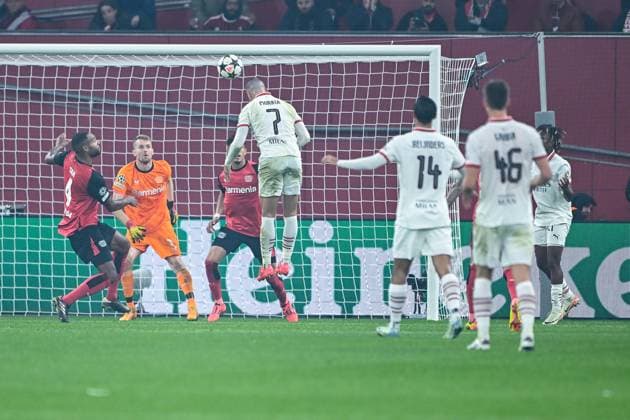 01.10.2024, Fussball, Champions League, 2. Spieltag, Saison 2024 2025, Bayer 04 Leverkusen - AC Mailand, Alvaro Morata (AC Mailand) köpft den Ball übers Tor. xRHR-FOTO TKx Copyright: RHR-FOTOx RHR-FOTO TK