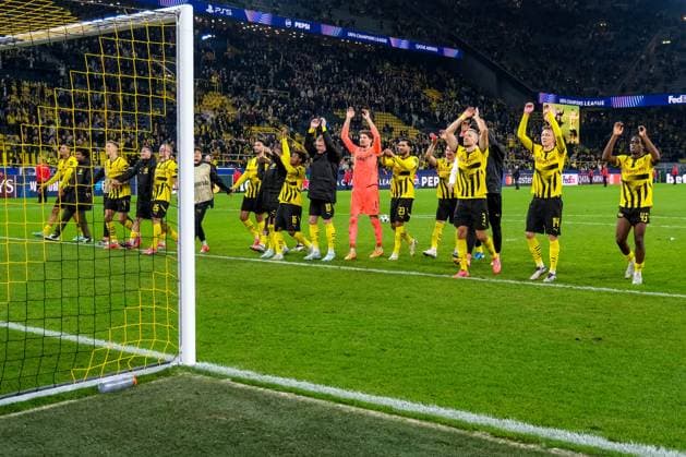 Sport Themen der Woche KW40 Sport Bilder des Tages Die Spieler von Dortmund feiern mit den Fans den Sieg, GER, Borussia Dortmund vs. Celtic Glasgow, Fussball, Champions League, 2. Spieltag, Spielzeit 2024 2025, 01.10.2024. GER, Borussia Dortmund vs. Celtic Glasgow, Fussball, Champions League, 2. Spieltag, Spielzeit 2024 2025, 01.10.2024. Dortmund *** Dortmund players celebrate victory with the fans, GER, Borussia Dortmund vs Celtic Glasgow, Football, Champions League, Matchday 2, 2024 2025 season, 01 10 2024 GER, Borussia Dortmund vs Celtic Glasgow, Football, Champions League, Matchday 2, 2024 2025 season, 01 10 2024 Dortmund Copyright: xEibner-Pressefoto FlorianxWieganx EP_FWD