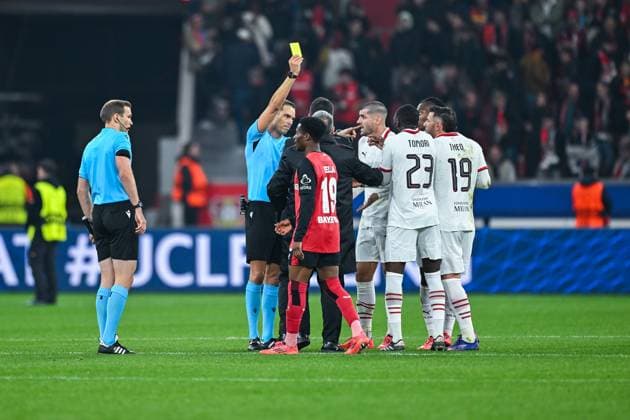 01.10.2024, Fussball, Champions League, 2. Spieltag, Saison 2024 2025, Bayer 04 Leverkusen - AC Mailand, Schiedsrichter Sandro Schärer gibt nach Spielschluss noch eine Gelbe Karte. xRHR-FOTO TKx Copyright: RHR-FOTOx RHR-FOTO TK