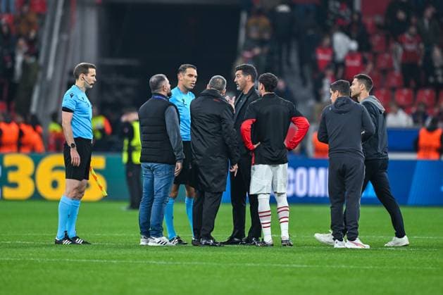 01.10.2024, Fussball, Champions League, 2. Spieltag, Saison 2024 2025, Bayer 04 Leverkusen - AC Mailand, Rudelbildung rund um Schiedsrichter Sandro Schärer. Trainer Paulo Fonseca (AC Mailand), xRHR-FOTO TKx Copyright: RHR-FOTOx RHR-FOTO TK