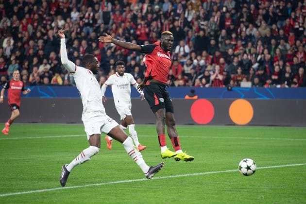Dieses spektakulaere Tor von Victor BONIFACE (LEV) zaehlt wegen Abseits nicht, Fussball UEFA Champions League, Vorrunde 2.Spieltag, Bayer 04 Leverkusen (LEV) - AC Mailand 1:0 am 01.10.2024 in Leverkusen Deutschland. Â