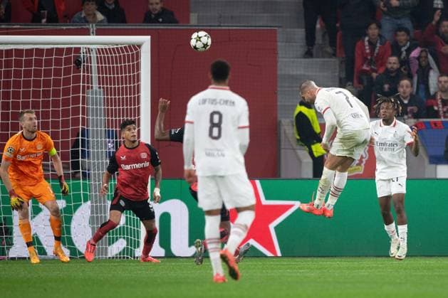 Alvaro MORATA (AC Mailand) trifft mit diesem Kopfball die Querlatte, es ist die beste Mailaender Chance, Fussball UEFA Champions League, Vorrunde 2.Spieltag, Bayer 04 Leverkusen (LEV) - AC Mailand 1:0 am 01.10.2024 in Leverkusen Deutschland. Â