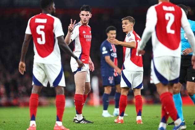 Arsenal v PSG 1 October 2024, London - UEFA Champion™s League Football - Arsenal v Paris Saint-Germain - Declan Rice of Arsenal holds up two fingers as he prepares to form a defensive wall with Leandro Trossard - Photo: Charlotte Wilson Offside. London UK Copyright: xCharlottexWilsonx xOffsidexOffside