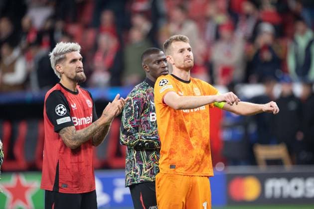 Schlussjubel Leverkusen, v.l. Robert ANDRICH (LEV), Nordi MUKIELE (LEV) und Torwart Lukas HRADECKY (LEV) , Jubel, jubeln, Freude, cheers, Fussball UEFA Champions League, Vorrunde 2.Spieltag, Bayer 04 Leverkusen (LEV) - AC Mailand 1:0 am 01.10.2024 in Leverkusen Deutschland. Â