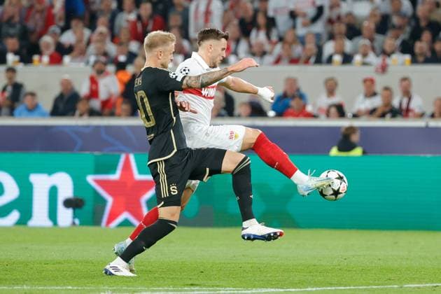 01.10.2024 Stuttgart , Champions League Fußball VfB Stuttgart vs. Sparta Prag, v.l. Jaroslav Zeleny (Prag) Ermedin Demirovic (VfB) Gemäß den Vorgaben der DFL Deutschen Fuï¬‚ball Liga ist es untersagt, in dem Stadion und oder vom Spiel angefertigte Fotoaufnahmen in Form von Sequenzbildern und oder videoähnlichen Fotostrecken zu verwerten bzw. verwerten zu lassen.