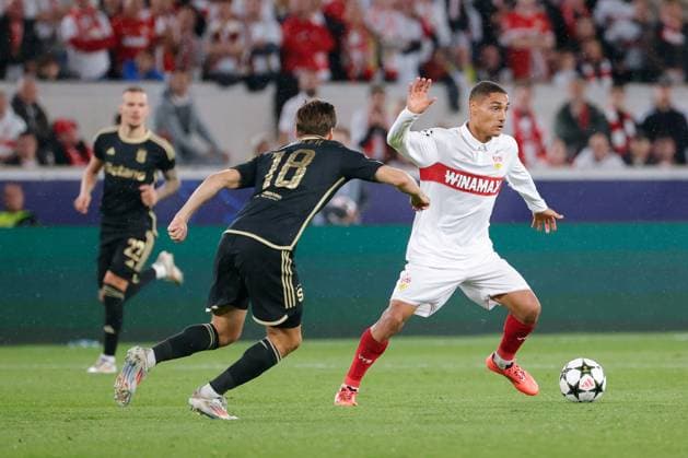 01.10.2024 Stuttgart , Champions League Fußball VfB Stuttgart vs. Sparta Prag, v.l. Lukas Haraslin (Prag) Lukas Sadilek (Prag) Enzo Millot (VfB) Gemäß den Vorgaben der DFL Deutschen Fuï¬‚ball Liga ist es untersagt, in dem Stadion und oder vom Spiel angefertigte Fotoaufnahmen in Form von Sequenzbildern und oder videoähnlichen Fotostrecken zu verwerten bzw. verwerten zu lassen.