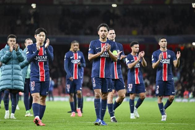 LONDON, ENGLAND - OCTOBER 1: PSG players thank supporters for standing despite their loss against Arsenal at the end of the UEFA Champions League 2024 25 League Phase MD2 match between Arsenal FC and Paris Saint-Germain at Emirates Stadium on October 1, 2024 in London, England. FOOTBALL : Arsenal Vs Paris Saint-Germain - Ligue des Champions - 01 10 2024 WillPalmer Panoramic 