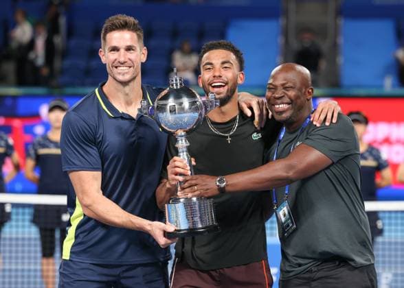 Fitness Trainer Fabien Cosmao, Vater Jean Fils und Sieger Arthur Fils mit Pokal, Trophae, Siegerehrung, Presentation Endspiel, Final, Kinoshita Group Japan Open Tennis Championships, Tokyo, Japan Copyright: xJuergenxHasenkopfx