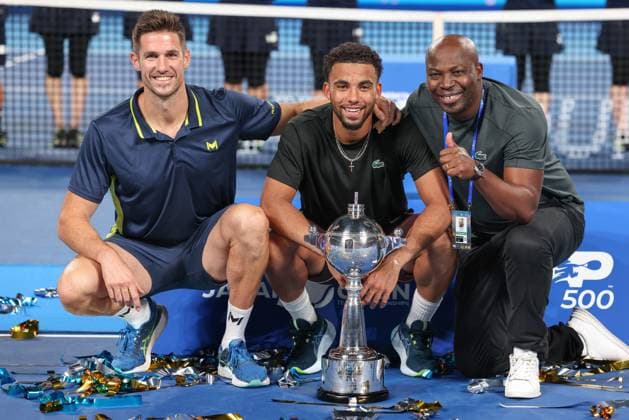 Fitness Trainer Fabien Cosmao, Vater Jean Fils und Sieger Arthur Fils mit Pokal, Trophae, Siegerehrung, Presentation Endspiel, Final, Kinoshita Group Japan Open Tennis Championships, Tokyo, Japan Copyright: xJuergenxHasenkopfx