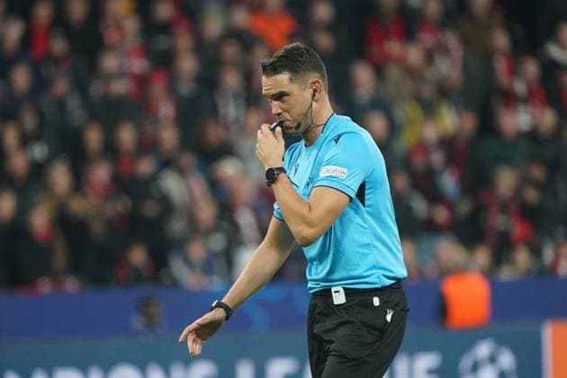 Fussball, UEFA Champions League 2024 2025, Bayer 04 Leverkusen - AC Mailand 01.10.2024 Bayarena Leverkusen, Sandro Schärer, Schweiz, Schiedsrichter, , Aktion, Einzelbild,