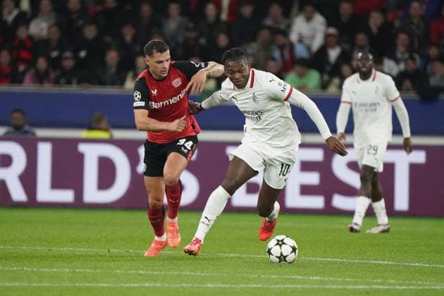 Fussball, UEFA Champions League 2024 2025, Bayer 04 Leverkusen - AC Mailand 01.10.2024 Bayarena Leverkusen, Granit Xhaka, Bayer 04 Leverkusen, Rafael Leao, ac mailand