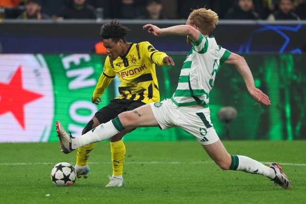 UEFA Champions League - Borussia Dortmund - Celtic Glasgow am 01.10.2024 im Signal Iduna Park in Dortmund Julien Duranville (Dortmund 16) gegen Liam Scales (Celtic 5)