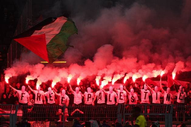 UEFA Champions League - Borussia Dortmund - Celtic Glasgow am 01.10.2024 im Signal Iduna Park in Dortmund Die Celtic Glasgow Fans zünden im Gästeblock Pyrotechnik und zeigen Free Palestine Shirts und Fahnen