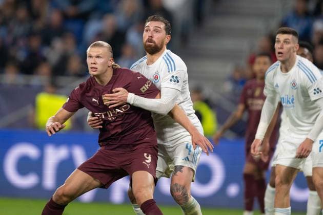 Erling Haaland in the battle for the ball with Guram Kashia during UEFA Champions league match, SK Slovan Bratislava - Manchester City , 01. october 2024 Copyright: xMICHALxFAJT,ZOSPORTU.SKx DSC_2544