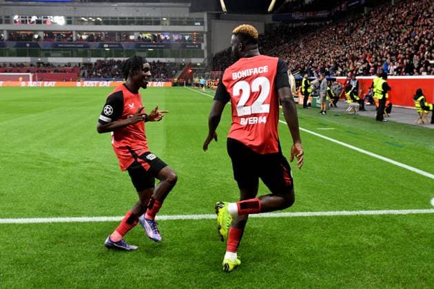 V.l.n.r. Jeremie Frimpong jubelt mit Torschuetze Victor Boniface ( beide Bayer 04 Leverkusen ) ueber das Tor zum 1 : 0. GER, Bayer 04 Leverkusen vs AC Mailand, Fussball, UEFA Champions League, 10. Spieltag, Spielzeit 2024 2025, 11.10.2024 DFL REGULATIONS PROHIBIT ANY USE OF PHOTOGRAPHS AS IMAGE SEQUENCES AND OR QUASI-VIDEO GER, Bayer 04 Leverkusen vs AC Mailand, Fussball, UEFA Champions League, 10. Spieltag, Spielzeit 2024 2025, 11.10.2024 Leverkusen Copyright: xEibner-Pressefoto ThomasxThienelx EP_TTL