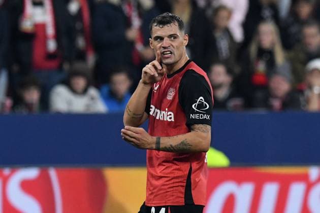 Granit Xhaka ( Bayer 04 Leverkusen ) gibt Anweisungen. GER, Bayer 04 Leverkusen vs AC Mailand, Fussball, UEFA Champions League, 10. Spieltag, Spielzeit 2024 2025, 11.10.2024 DFL REGULATIONS PROHIBIT ANY USE OF PHOTOGRAPHS AS IMAGE SEQUENCES AND OR QUASI-VIDEO GER, Bayer 04 Leverkusen vs AC Mailand, Fussball, UEFA Champions League, 10. Spieltag, Spielzeit 2024 2025, 11.10.2024 Leverkusen Copyright: xEibner-Pressefoto ThomasxThienelx EP_TTL