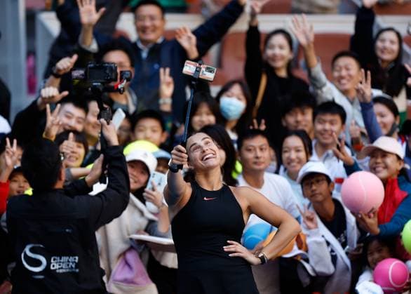 Sport Bilder des Tages (241002) -- BEIJING, Oct. 2, 2024 -- Aryna Sabalenka of Belarus takes selfies after winning the Women s Singles Round of 16 match between Aryna Sabalenka of Belarus and Madison Keys of the United States at the 2024 China Open tennis tournament in Beijing, capital of China, Oct. 2, 2024. ) (SP)CHINA-BEIJING-TENNIS-CHINA OPEN-WOMEN S SINGLES (CN) WangxLili 