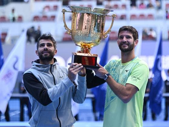Sport Bilder des Tages (241002) -- BEIJING, Oct. 2, 2024 -- Simone Bolelli (L) Andrea Vavassori pose during the awarding ceremony after the men s doubles final between Simone Bolelli Andrea Vavassori of Italy and Harri Heliovaara (Finland) Henry Patten (Britain) at the 2024 China Open tennis tournament in Beijing, China, Oct. 2, 2024. ) (SP)CHINA-BEIJING-TENNIS-CHINA OPEN-MEN S DOUBLES-FINAL (CN) ZhangxLong 