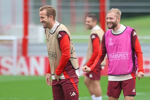9 Harry Kane, und 27 Konrad Laimer, sind gut gelaunt, lachen, Portraet, Portrait, Fussball Abschlusstraining - FC Bayern München vor UEFA Champions League-Spiel vs. Aston Villa 01.09.2024 Trainingsgelände, Säbenerstr. FOTO: Mladen Lackovic LakoPress