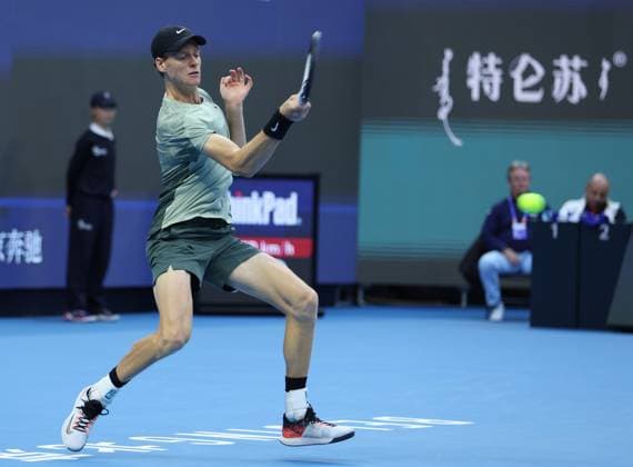 (241002) -- BEIJING, Oct. 2, 2024 -- Jannik Sinner of Italy competes during the Men s Singles Final between Jannik Sinner of Italy and Carlos Alcaraz of Spain at the 2024 China Open tennis tournament in Beijing, capital of China, Oct. 2, 2024. (Photo by Xinhua) (SP)CHINA-BEIJING-TENNIS-CHINA OPEN-MEN S SINGLES-FINAL (CN) DuxXinyi 