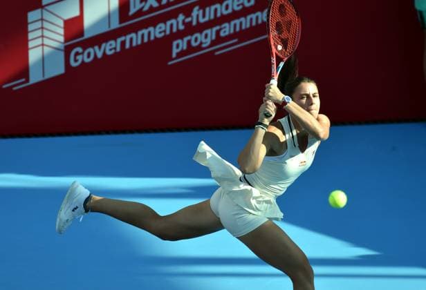 (241002) -- HONG KONG, Oct. 2, 2024 -- Emma Navarro of the United States hits a return during the women s singles match between Emma Navarro of the United States and Viktorija Golubic of Switzerland at WTA, Tennis Damen Hong Kong 125 Open tennis tournament in Hong Kong, south China, Oct. 2, 2024. (Photo by Lo Ping Fai Xinhua) (SP)CHINA-HONG KONG-TENNIS-WTA 125 (CN) LuxBinghui 