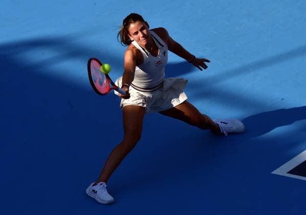 (241002) -- HONG KONG, Oct. 2, 2024 -- Emma Navarro of the United States hits a return during the women s singles match between Emma Navarro of the United States and Viktorija Golubic of Switzerland at WTA, Tennis Damen Hong Kong 125 Open tennis tournament in Hong Kong, south China, Oct. 2, 2024. (Photo by Lo Ping Fai Xinhua) (SP)CHINA-HONG KONG-TENNIS-WTA 125 (CN) LuxBinghui 