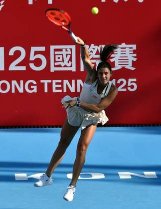(241002) -- HONG KONG, Oct. 2, 2024 -- Emma Navarro of the United States hits a return during the women s singles match between Emma Navarro of the United States and Viktorija Golubic of Switzerland at WTA, Tennis Damen Hong Kong 125 Open tennis tournament in Hong Kong, south China, Oct. 2, 2024. (Photo by Lo Ping Fai Xinhua) (SP)CHINA-HONG KONG-TENNIS-WTA 125 (CN) LuxBinghui 